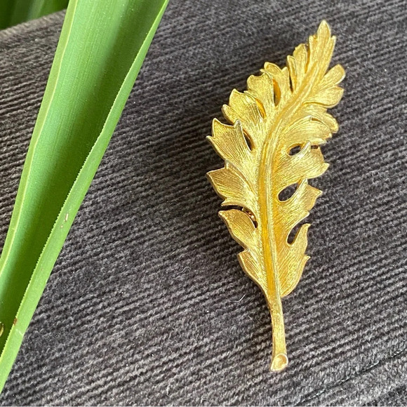Vintage Coro 1961 Gold Tone Textured Leaf Brooch - Picture 1 of 12